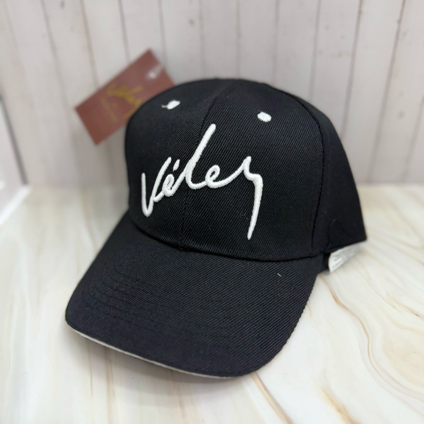 Gorra Essential Vélez – Estilo en Cada Puntada