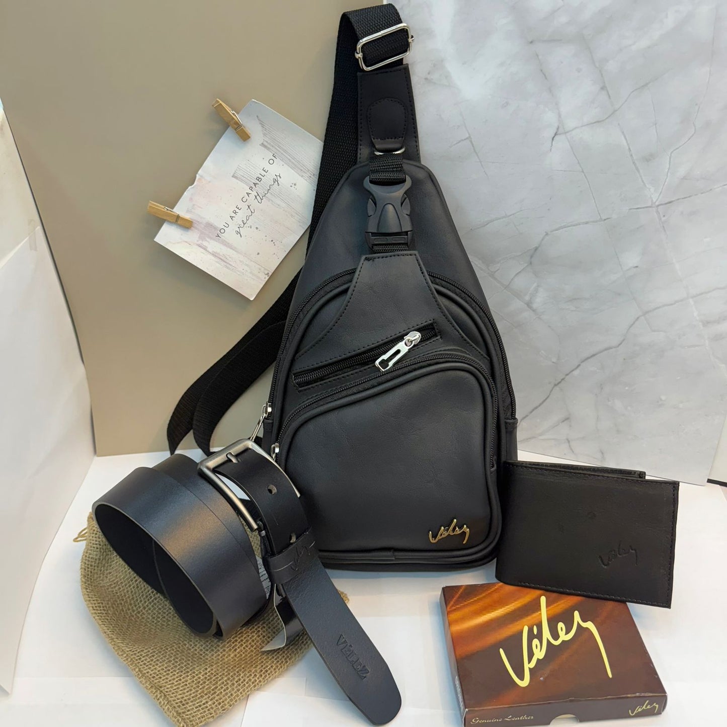 Trío Perchero Vélez – Estilo Organizado para el Hombre Moderno