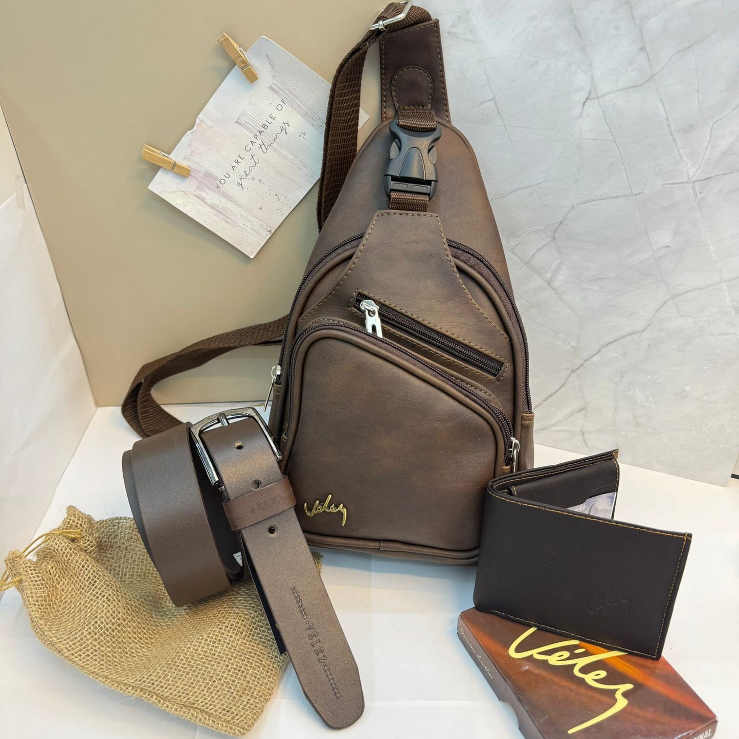 Trío Perchero Vélez – Estilo Organizado para el Hombre Moderno