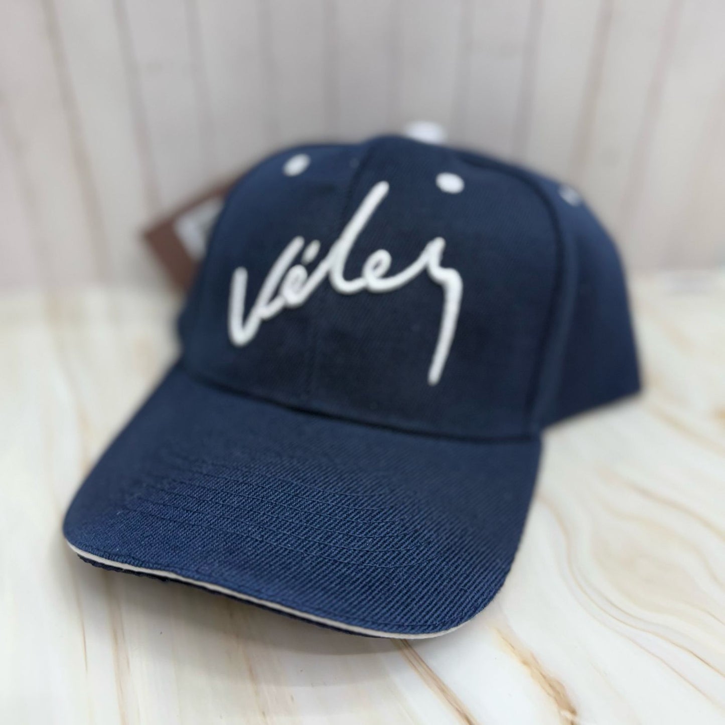 Gorra Essential Vélez – Estilo en Cada Puntada