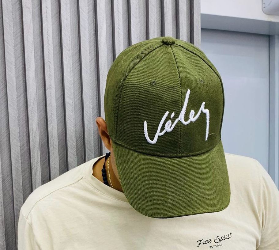 Gorra Essential Vélez – Estilo en Cada Puntada